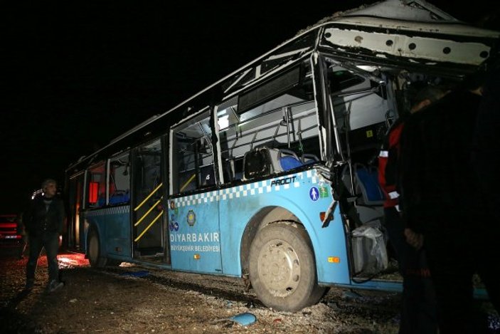 Belediye otobüsü kamyona çarptı: 1 ölü 45 yaralı