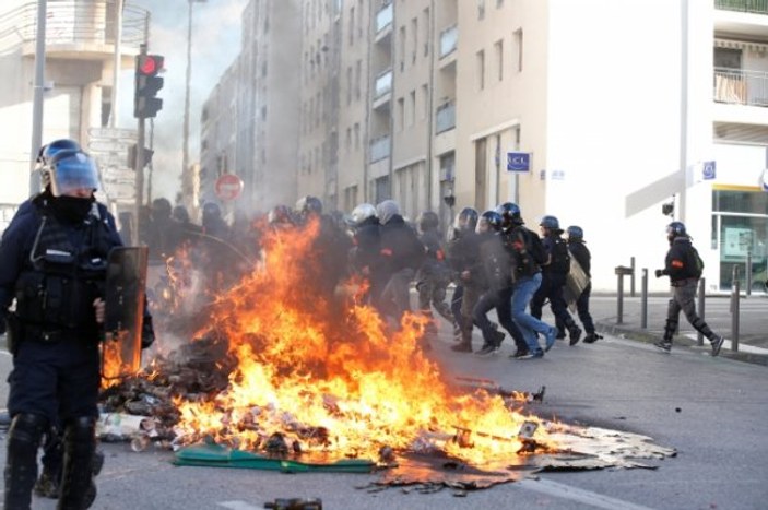 Fransa'da öğrenciler polislerden dayak yedi