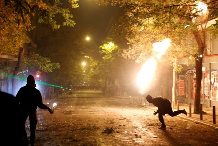 Yunan polisi protestocuya kalkanıyla vurdu
