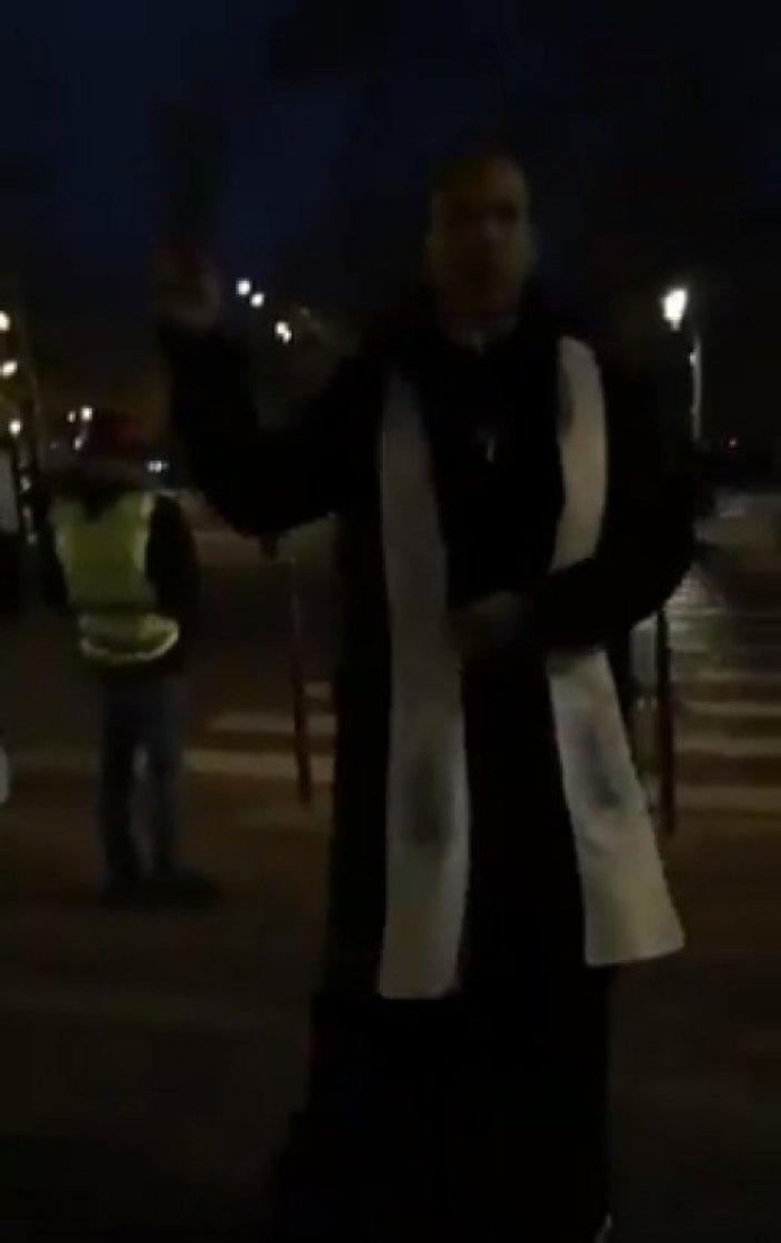 Paris'te göstericileri kutsayan papaz