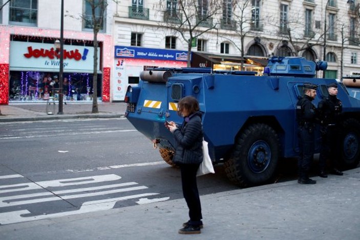 Paris'te eylemcileri durdurmak için panzer getirdiler