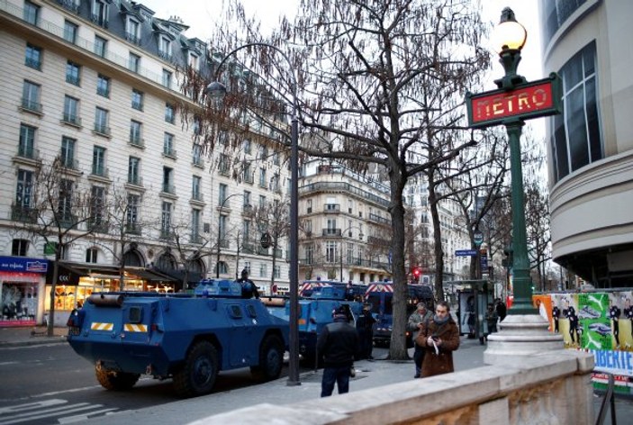Paris'te eylemcileri durdurmak için panzer getirdiler