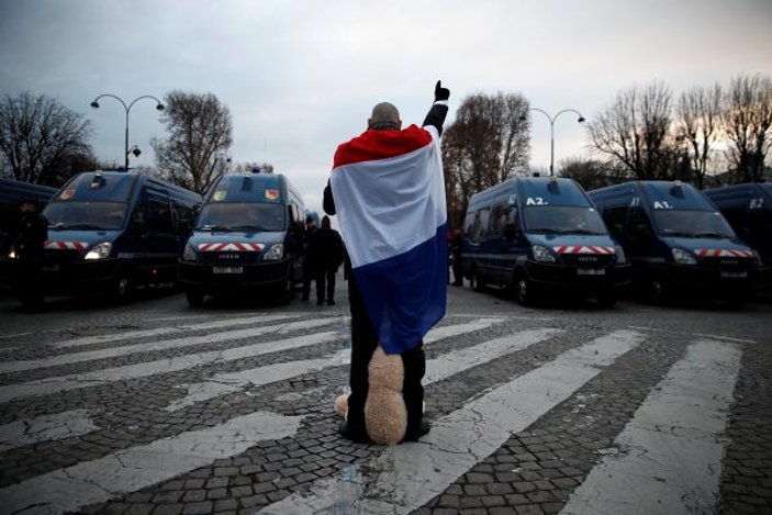 Fransa'da polise karşı duran ayı