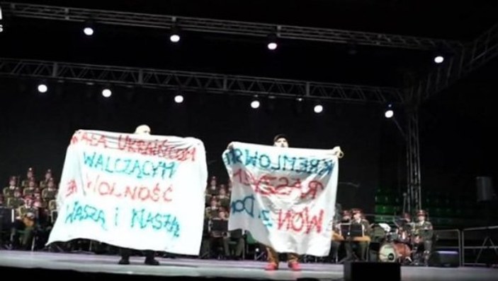 Rus Kızılordu Korosu'nun konserini Ukraynalılar bastı