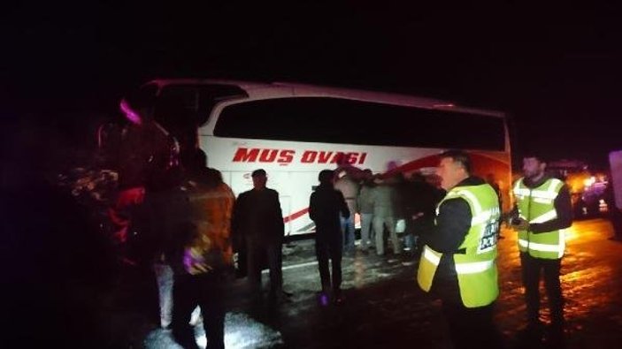 Bingöl'de tırın kayan dorsesi otobüse çarptı: 8 yaralı