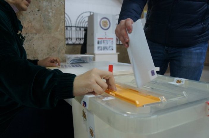 Ermenistan'da halk erken seçim için sandık başında