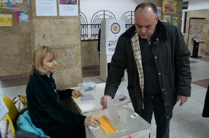 Ermenistan'da halk erken seçim için sandık başında