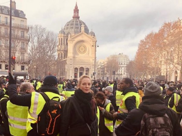 Uma Thurman Paris'te protestocularla bir arada