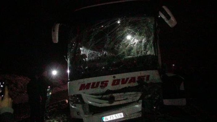 Bingöl'de tırın kayan dorsesi otobüse çarptı: 8 yaralı