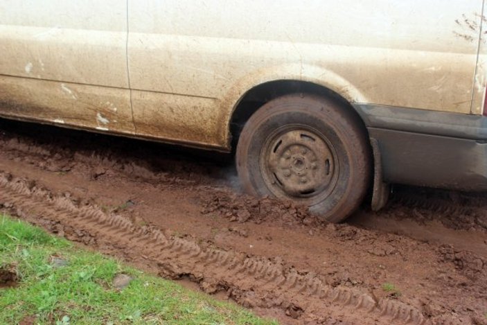 Şanlıurfa'da öğrencilerin çamurlu okul yolculuğu