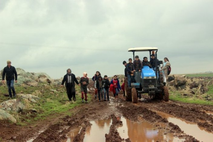 Şanlıurfa'da öğrencilerin çamurlu okul yolculuğu
