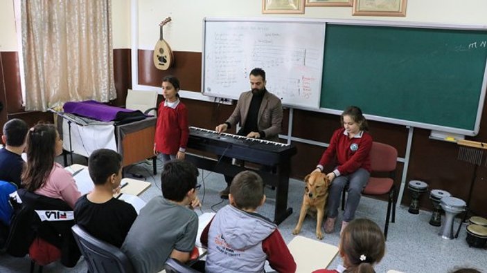Müzik öğretmeni derslere köpeği ile giriyor