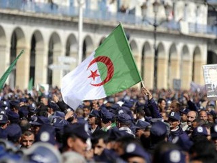 Cezayir'de iki eski ordu komutanına tutuklama kararı