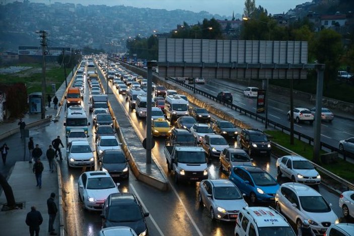 İzmir'de grev trafiğe neden oldu