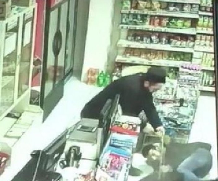 Pitbull saldırısına uğrayan genci marketçi kurtardı