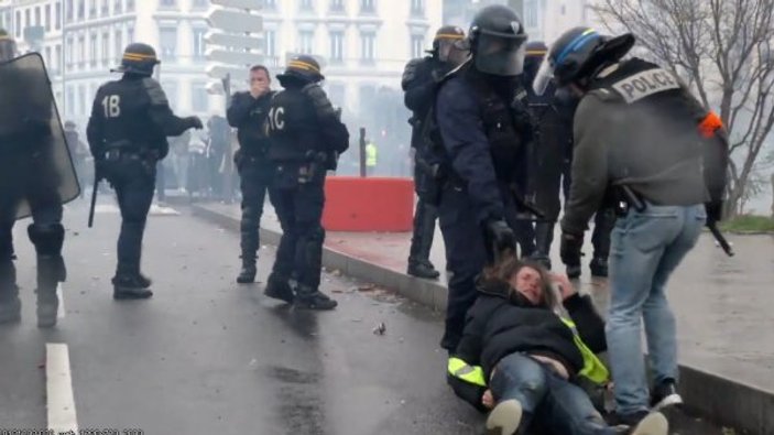 Kadını saçlarından sürükleyen Fransız polisi