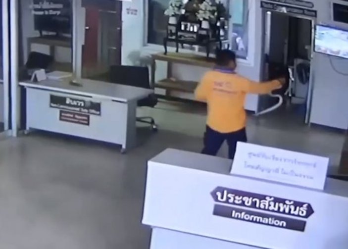 Tayland'da karakola giren yılan ziyaretçi adama saldırdı