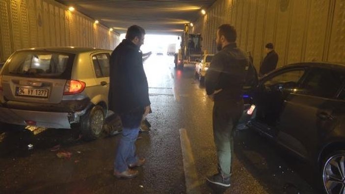 Sultangazi'de yola yağ döküldü: 15 araç hasar gördü