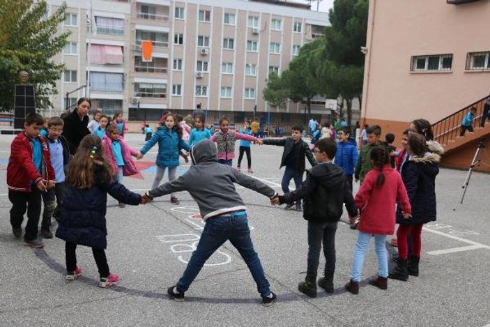 Çocuklar eski sokak oyunlarını okulda öğreniyor