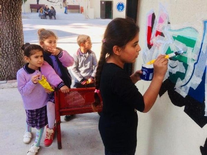 Öğrenciler, okul duvarlarını renklendirerek sosyalleşiyor