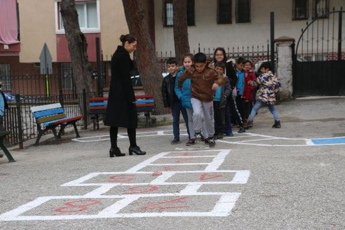 Çocuklar eski sokak oyunlarını okulda öğreniyor
