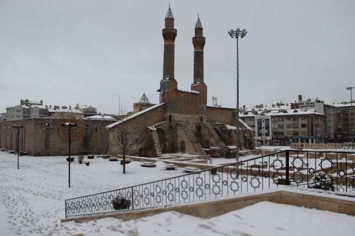 Sivas'ta karla mücadele başladı