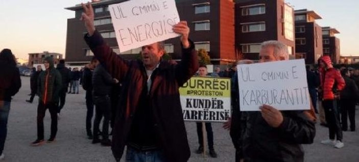Arnavut öğrenciler harç fiyatlarını protesto ediyor