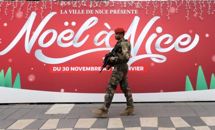 Fransa'da askerler sokaklarda
