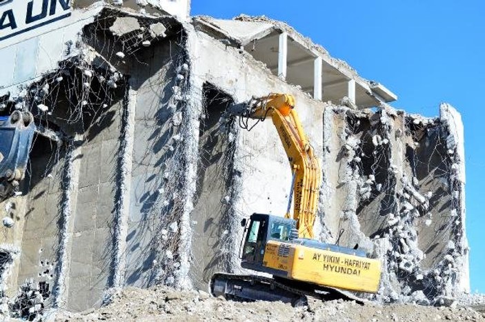 Adana'daki 62 yıllık un fabrikasının yıkımına başlandı