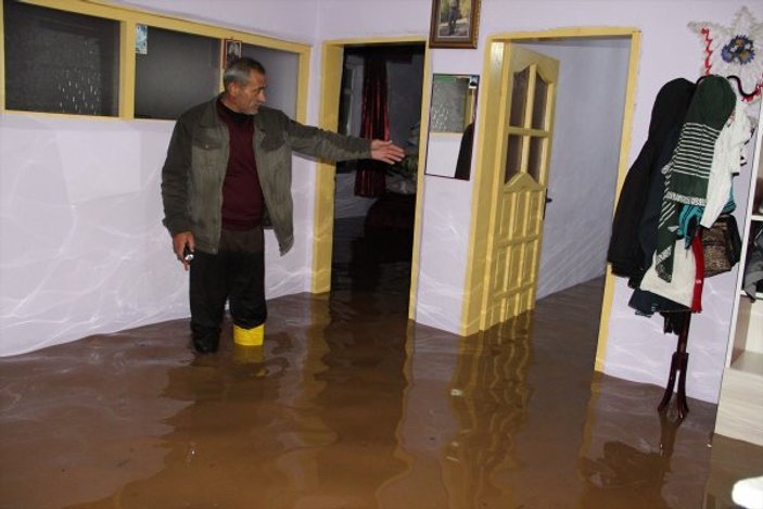 Bitlis'te şiddetli yağış sel baskınına sebep oldu
