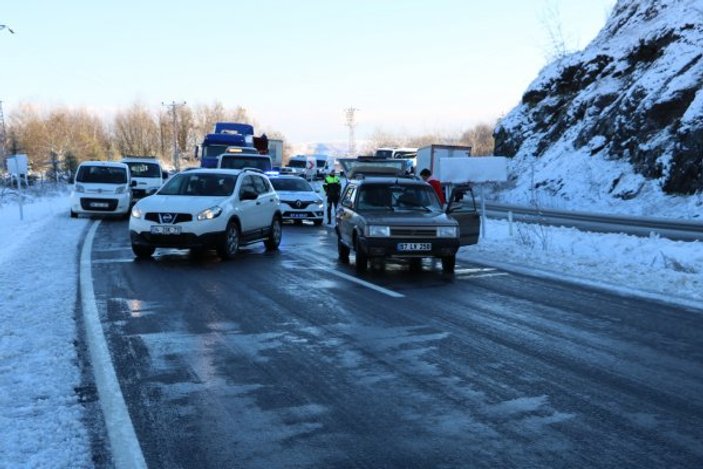 Yollar buz tuttu: Araçlar yolda kaldı