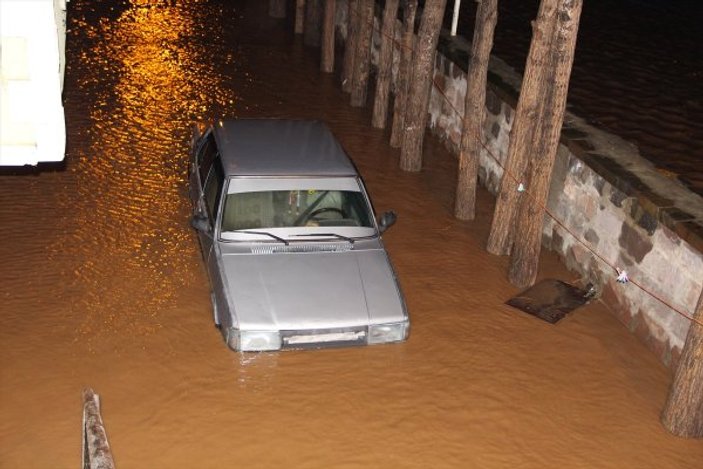 Bitlis'te şiddetli yağış sel baskınına sebep oldu