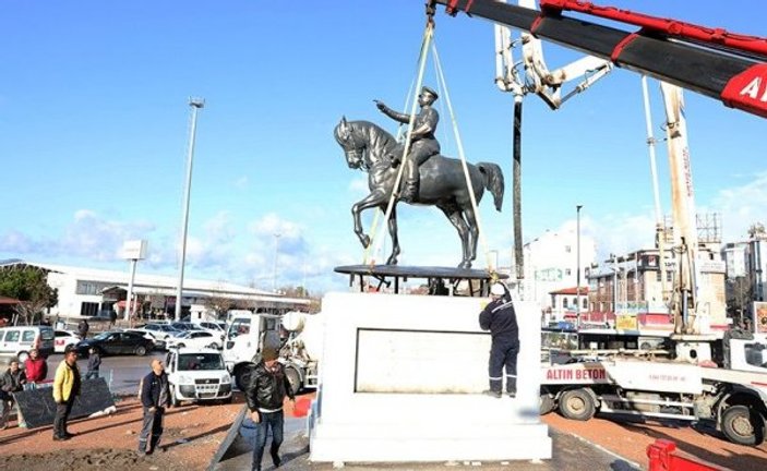 Bandırma'ya Atatürk heykeli yerleştirildi