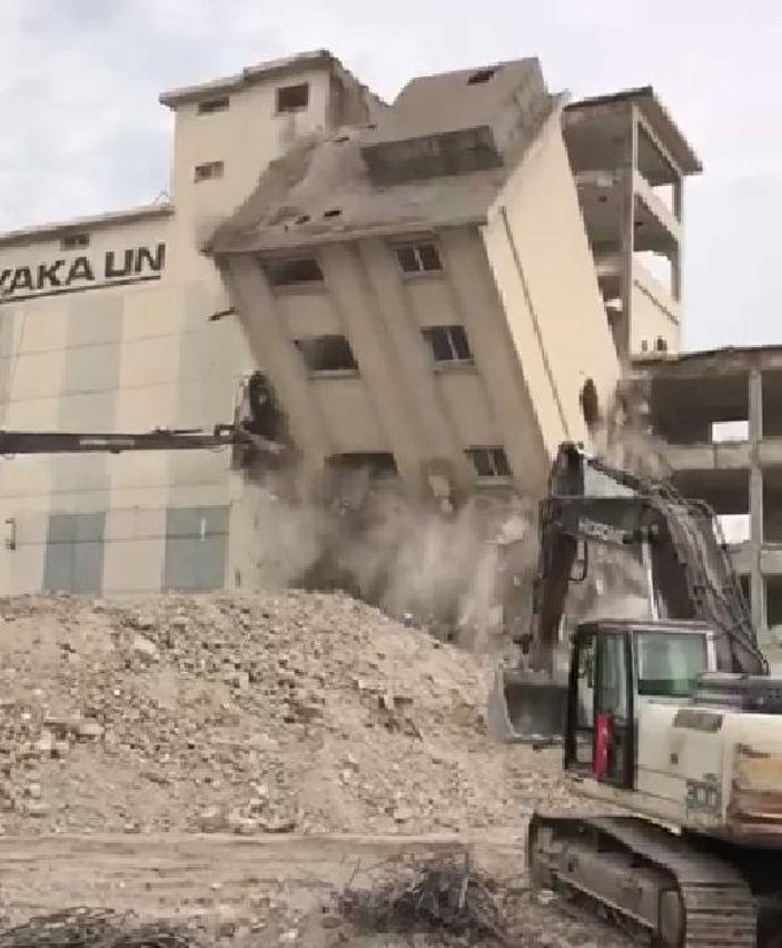 Adana'daki 62 yıllık un fabrikasının yıkımına başlandı