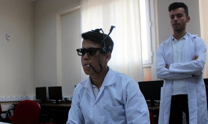 Lise öğrencileri, gözlüğe monte edilen mouse geliştirdi