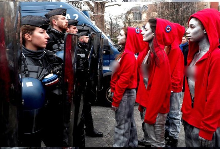 Fransa'da bu kez sokağa 'Kırmızı Başlıklı Kızlar' çıktı