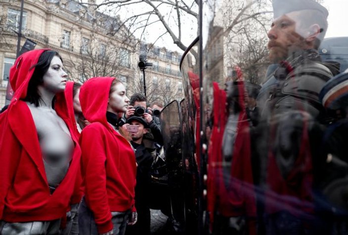 Fransa'da bu kez sokağa 'Kırmızı Başlıklı Kızlar' çıktı