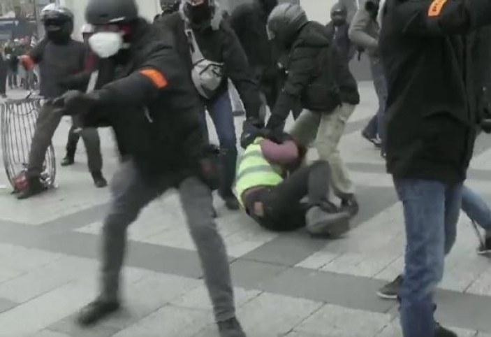 Fransa'da polisin göstericiyi sürüklediği anlar