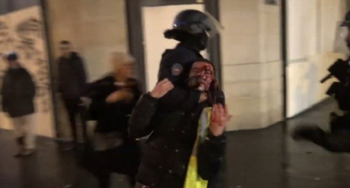 Fransa'da polisin göstericiyi sürüklediği anlar