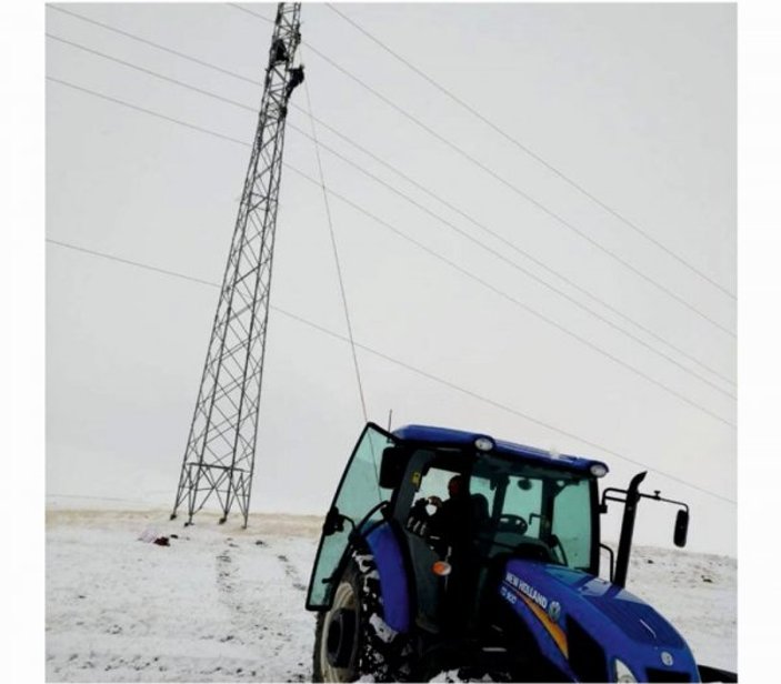 Muş'da kar fırtınası elektrik direklerine zarar verdi
