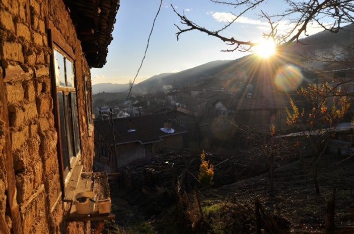 Yüzlerce yıllık kerpiç evleriyle görenleri etkileyen köy