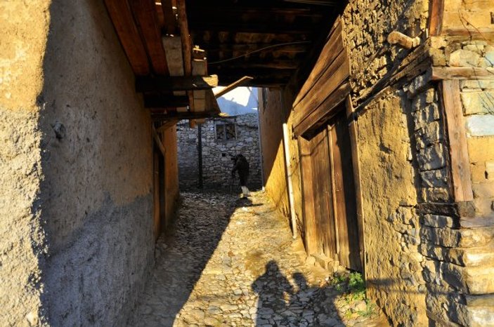 Yüzlerce yıllık kerpiç evleriyle görenleri etkileyen köy