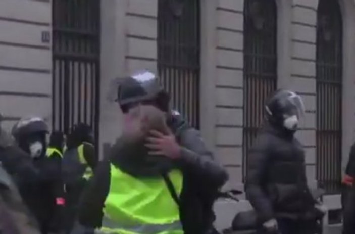 Sarı yelekli gösterici polisin arkadaşı çıktı