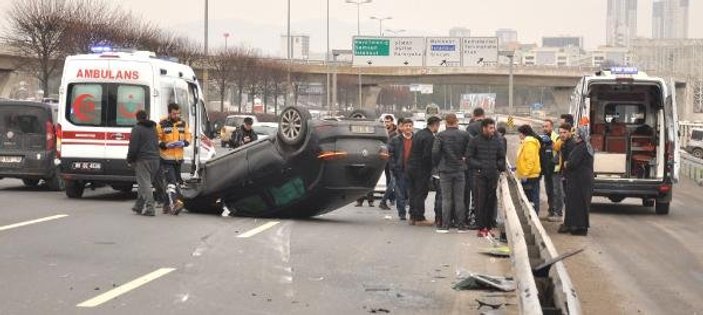 Ankara'da kontrolünü yitiren sürücü bariyerlere çarptı