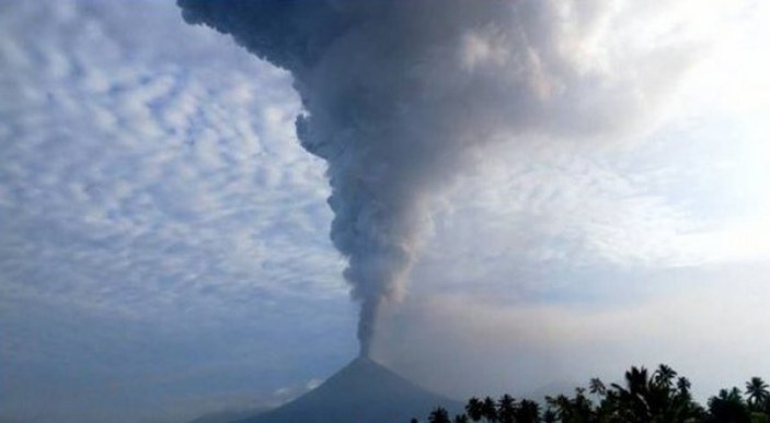 Endonezya'da Soputan Yanardağı faaliyete geçti