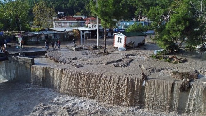 Antalya'da kuvvetli yağış, sel meydana geldi
