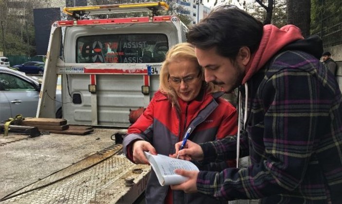 İstanbul'da yolda kalan araçları bir kadın kurtarıyor