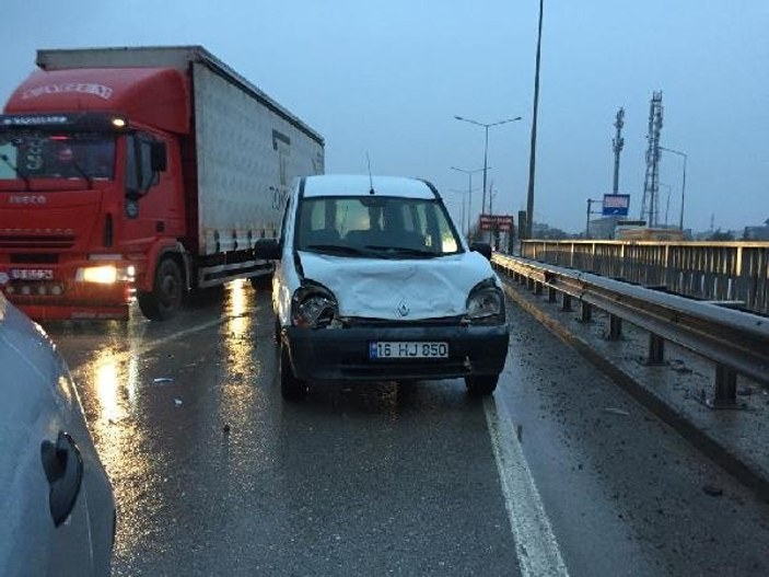 Bursa'da üst üste yaşanan 2 kazada 4 kişi yaralandı