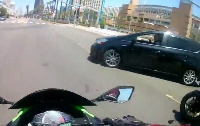Motosikletliye kızan sürücü aracı üstüne sürdü