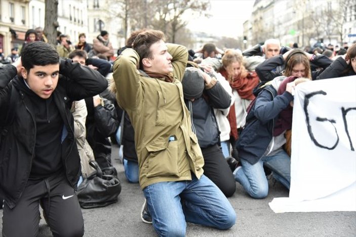 Paris'te lise öğrencileri yeniden sokaklarda